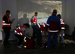 zespół ratowników medycznych w akcji w zawodach symulacji medycznej SUM WARS2019